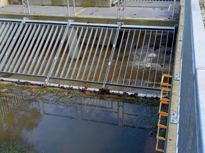 Hướng dẫn bảo trì và vệ sinh song chắn rác an toàn và đúng kỹ thuật